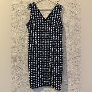 Banana Republic size 10 dress. Stretch, v-neck with a beautiful bubble pattern